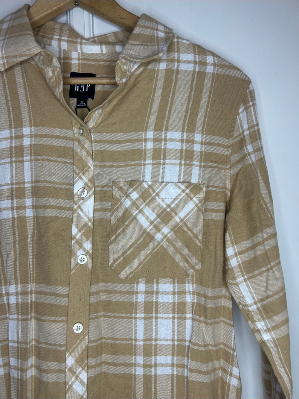 GAP Women’s Tan Plaid Flannel Button Down Shirt NWT - Picture 4 of 9